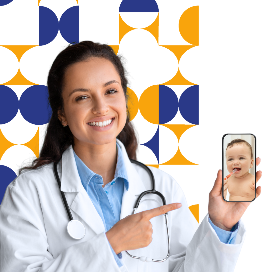 Mulher sorridente apontando para o telefone.